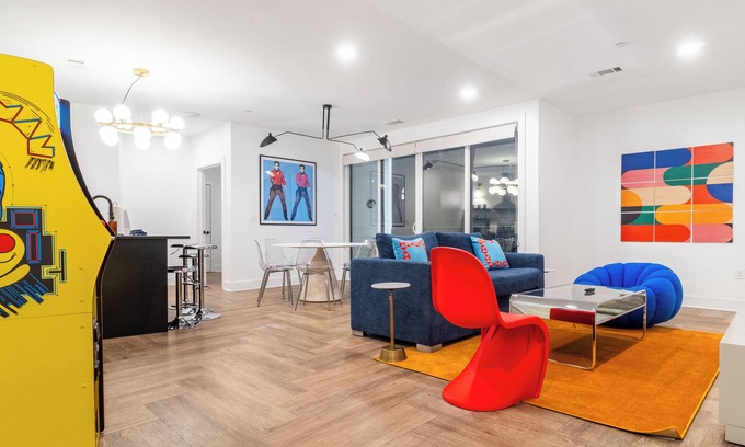 Historic Edgefield Apartment | Rooftop, Close to DT | Carter 4BR Suite w/Balcony