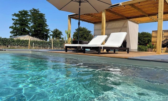 Saint-Christoly-Medoc Apartment | Rooftop gîte amidst the vines