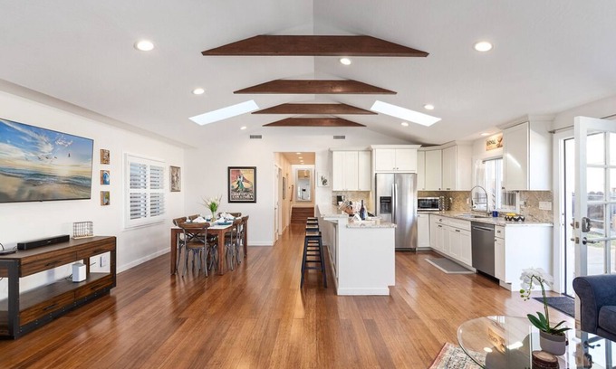 Monterey House | Rooftop Retreat - Monterey House - Walk to the Monterey Aquarium