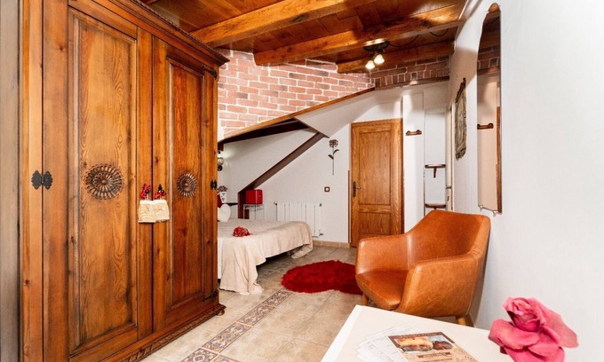 Marina de Cudeyo Apartment | Room 'Camelia' with Mountain View, Shared Terrace and Wi-Fi