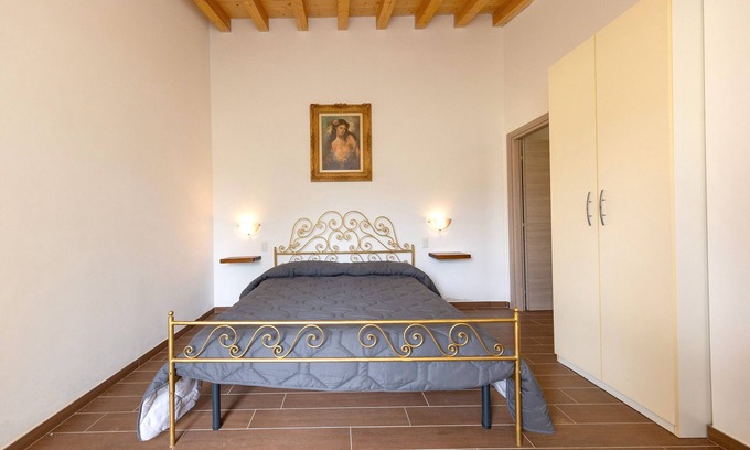 Massa Marittima Apartment | Room 'Camera 1' with Shared Pool, Shared Garden and Air Conditioning
