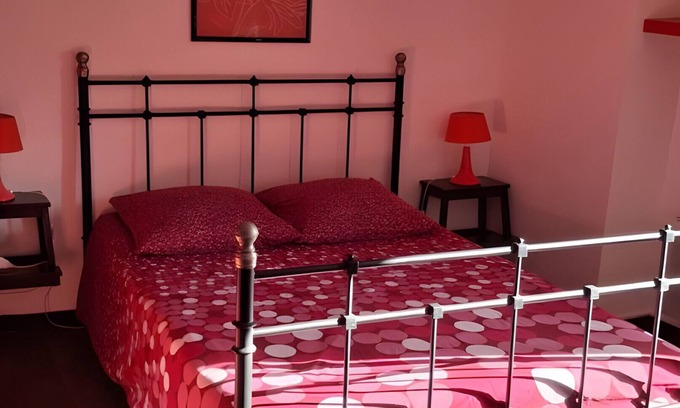 Montbrun-les-Bains Apartment | Room 'Coquelicot' with Mountain View, Shared Terrace and Wi-Fi
