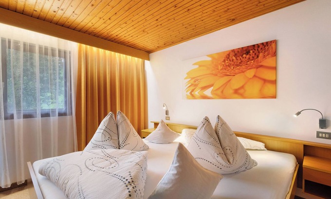 Valle Aurina Apartment | Room 'Ederhof 2' with Mountain View, Shared Terrace and Wi-Fi