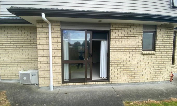 Hillsborough House | Room in Hillsborugh Auckland. Close to Motorway 10-15 minutes to CBD and airport