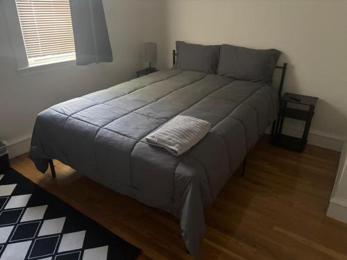 Dorchester House | Room Near South Bay Mall & Andrew Train Station