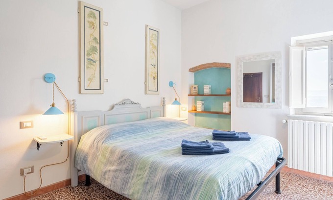 Lamporecchio Apartment | Room 'Noemi' with Mountain View, Wi-Fi and Air Conditioning