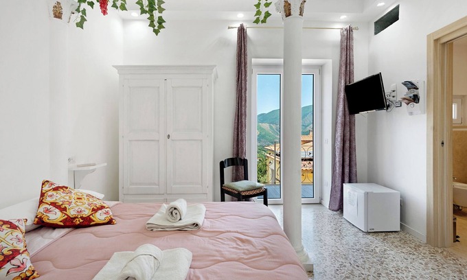 Piazza-Tralia-Pendolo Apartment | Room 'Pompei Con Vista Vesuvio' with Mountain View, Wi-Fi and Air Conditioning