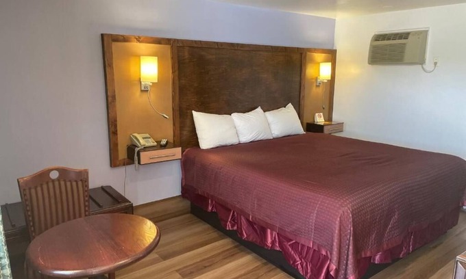 North Tonawanda Hotel | Room w/King Bed, Scottish Inns, Free Parking, few Minutes from Niagara Falls