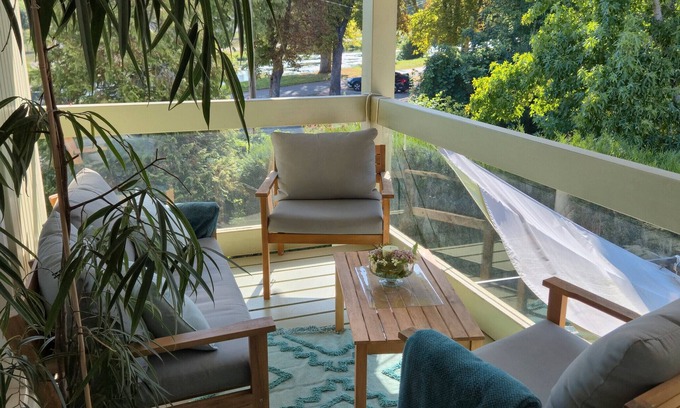 Charmes Apartment | Room with Private Bathroom and Balcony by the Canal