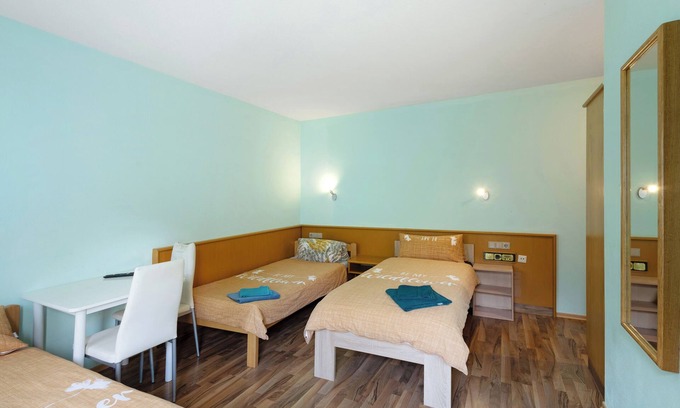 Markt Erlbach Apartment | Room 'Zimmer 15' with Shared Terrace, Shared Garden and Wi-Fi
