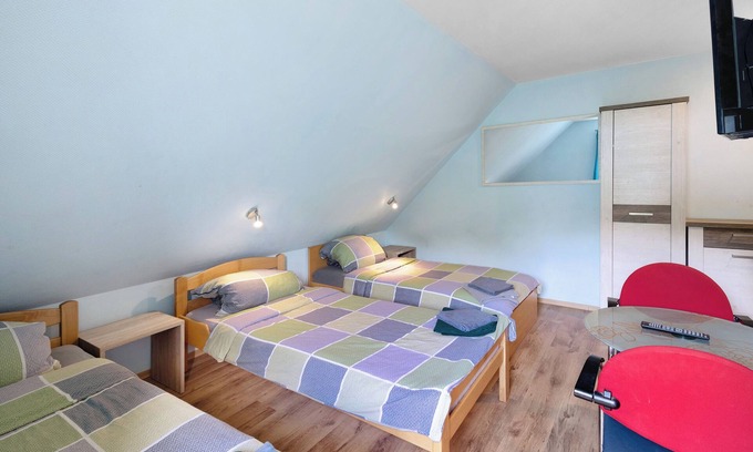 Markt Erlbach Apartment | Room 'Zimmer 25' with Shared Terrace, Shared Garden and Wi-Fi