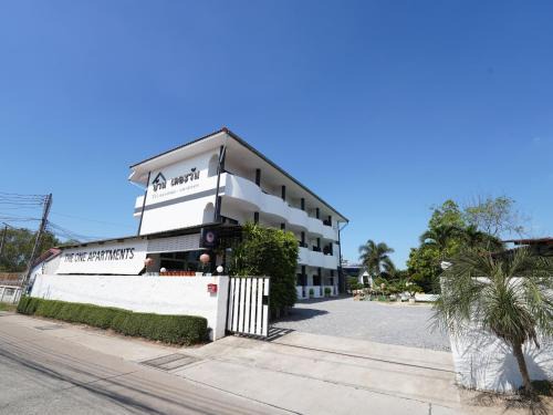 Bang Sare Hotel | RoomQuest One Bangsaray