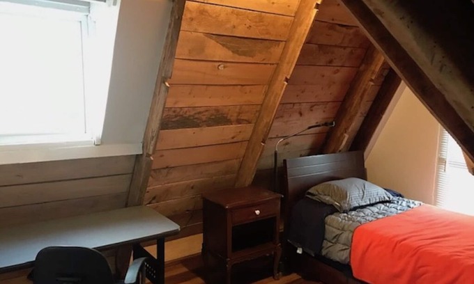Bogota Bed & Breakfast | Rooms to Rent in Period House. Near most major Universities & tourist sites.