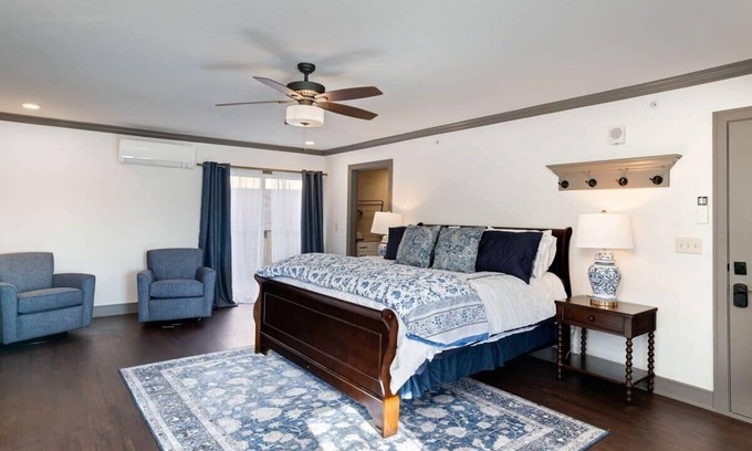 Waldron Apartment | Roomy Penthouse Studio|King Bed|Scenic Views+Shops