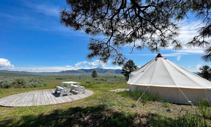 Hot Springs RV Rental | Roomy Red Camp with Access to Outdoor Kitchen