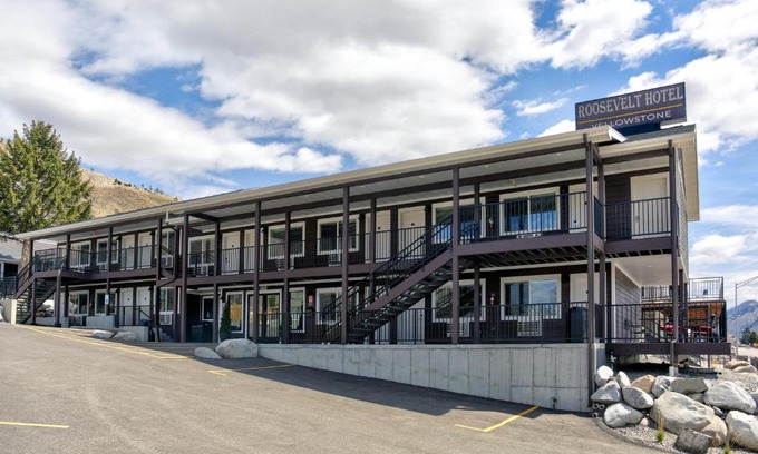 Gardiner Hotel | Roosevelt Hotel - Yellowstone