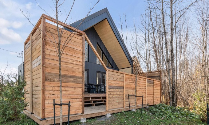 Pont-Rouge Ski Chalet | Rosa Mahda | Cozy Getaway in Pont-Rouge | Private Spa & Terrace