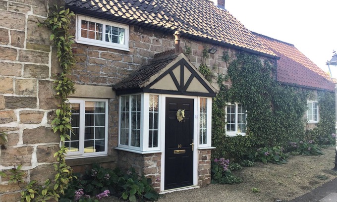 Skegby Cottage | ROSE COTTAGE, romantic, with hot tub in Kirkby-In-Ashfield
