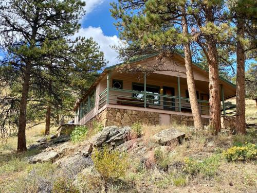 Estes Park House | Rose Den - Romantic Mountain Cabin with Views!