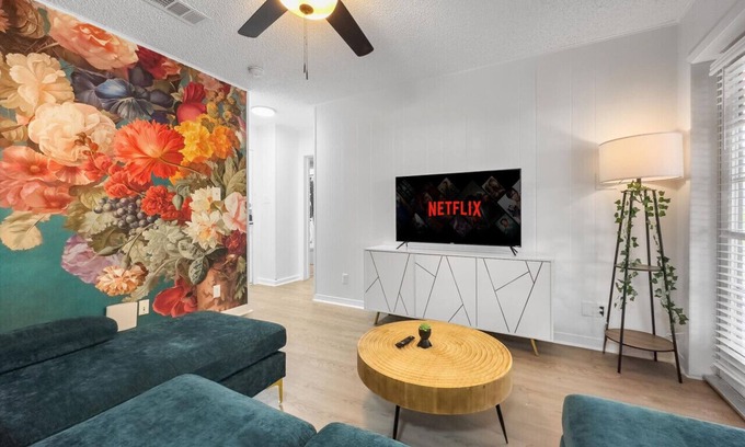 West Campus Apartment | Rose Game Suite | Walk to UT | Near DT| Sleeps 6!