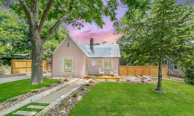 Fredericksburg House | Rose Street Cottage | 2/2.5 + Bonus Room (Sleeps 6), 3 Blocks to Main