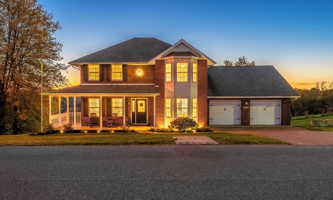 Williamstown House | ROSELAWN RETREAT: Firepit, Gameroom, Views! Huge Gorgeous home 5 mins to the Ark