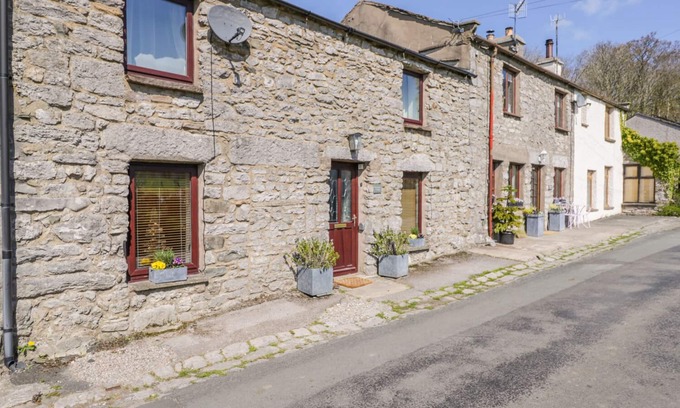 Carnforth Cottage | ROSEMARY COTTAGE, pet friendly, with open fire in Burton-In-Kendal