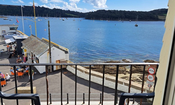 St. Mawes Cottage | Rosemullion - an apartment that sleeps 8 guests in 3 bedrooms