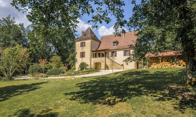 Les Eyzies Villa | Rosepeche, a villa with castle allure