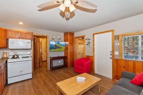 Big Bear Lake Apartment | Rosy Cozy Cottage-Walk to Big Bear Lake