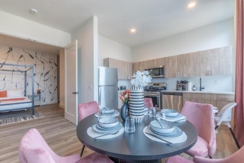 Central Business District Apartment | Rosy Retreat with NYC Views by the train, Free Parking, 3 beds, 20 Percent OFF 7 days