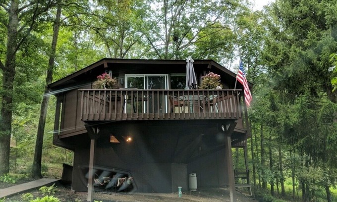 Bedford Cabin | Round Cabin - 5 min to Bedford - Deck - Hike- Golf - Across Omni Bedford Springs