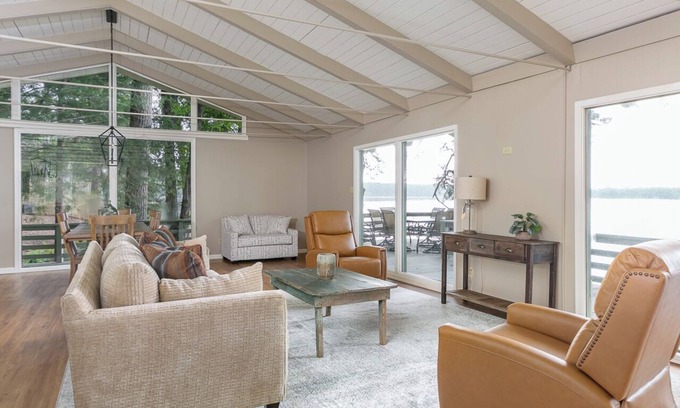 Farmerville House | Round Rock Lodge - Retreat Nestled Among The Trees With Stunning Lake Views