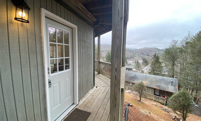 Banner Elk Ski Chalet | Roundhouse chalet walking distance to Main Street