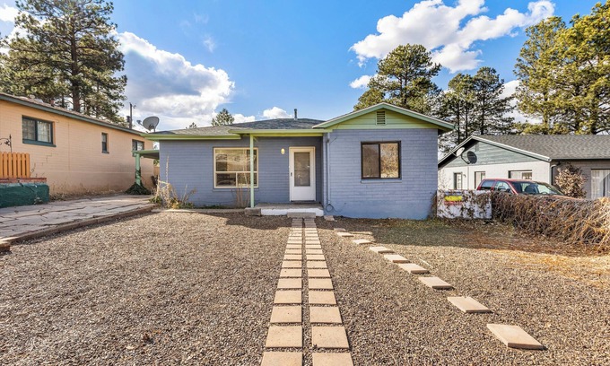 Williams House | Route 66 Bodacious Bungalow w/AC, Fully Fenced Yard, W/D, 4 Smart TVs Downtown