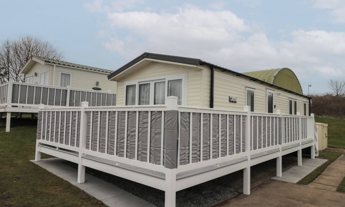 Cayton Bay Cottage | ROWAN COURT 2, pet friendly, country holiday cottage in Cayton