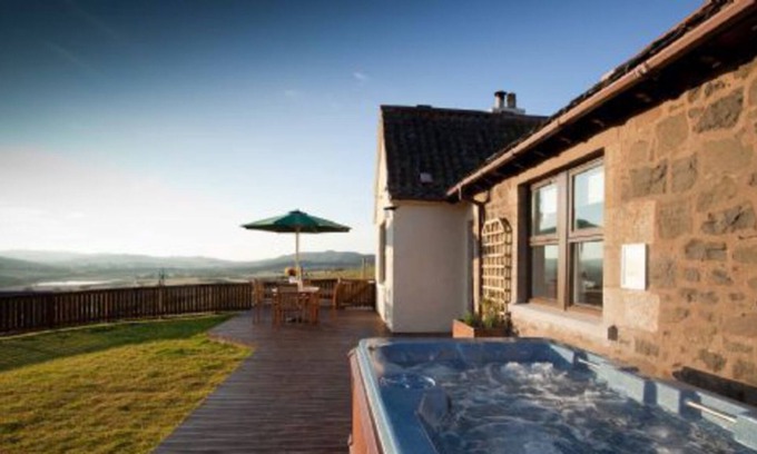 Cupar Cottage | Rowan Tree Cottage with Hot Tub near Cupar, Fife
