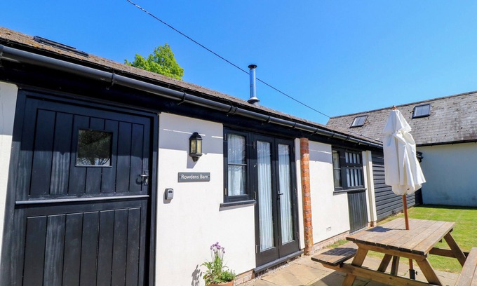 Blandford Forum Cottage | ROWDENS BARN, pet friendly, with open fire in Winterborne Stickland