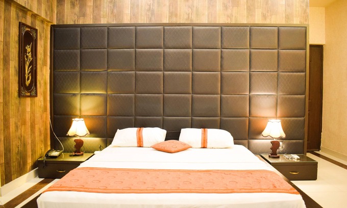 PECHS House | Royal Inn Hotel