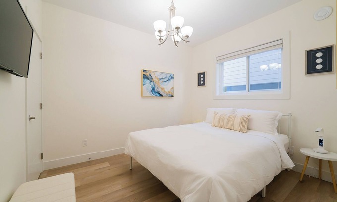 Regional District of Nanaimo House | Royal Pacific Suite - modern, clean, spacious retreat.
