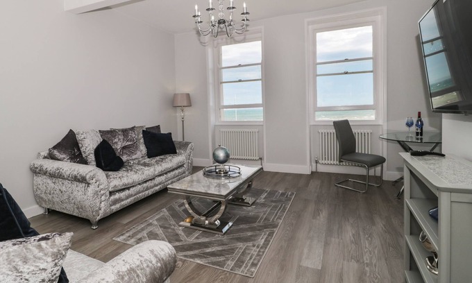 Weymouth Cottage | ROYAL TERRACE VIEW, romantic, country holiday cottage in Weymouth
