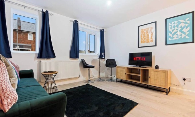 Watford House | Ruby’s Retreat-4 Bed- Contractor Disc- WiFi