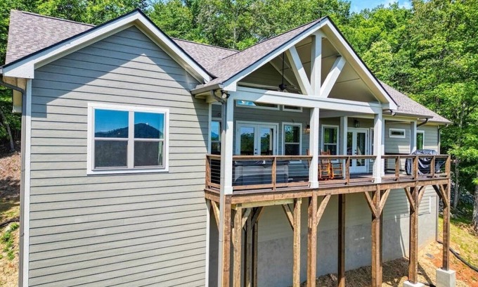 Hayesville House | Rudge's Retreat, AMAZING views! 3 bedroom house in Hayesville with Starlink WiFi