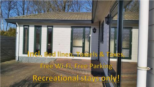 Krachtighuizen Ski Chalet | Ruim familie chalet tot 4 personen op de Veluwe Bungalowpark De Kern - All inclusive
