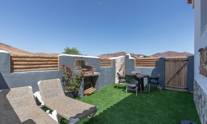 Tuineje Apartment | Rural Apartment "Casa Suárez" with Terrace, Mountain View & Garden