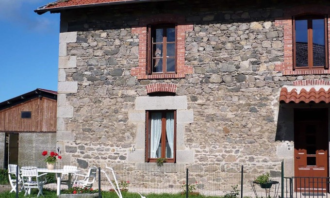 Saint-Heand Cottage | Rural cottage in Saint-Héand with private garden and pets allowed