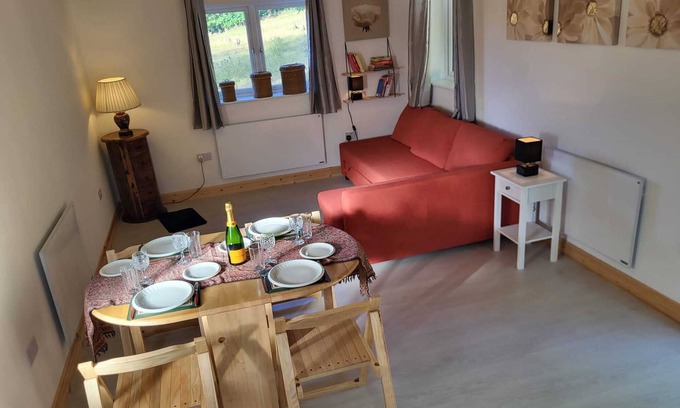 Padworth Apartment | Rural Cottage| Stunning Views| with Free Parking| Quiet