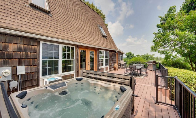 Mount Pleasant Mills Cabin | Rural Dutch Country Retreat - Private Hot Tub