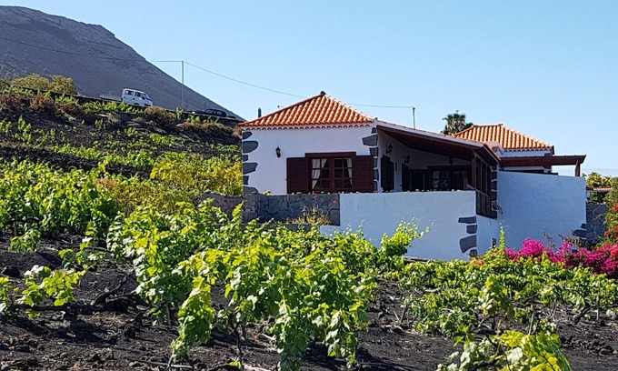 Los Quemados Cottage | Rural House in Fuencaliente, with beautiful views of the sea and the mountains