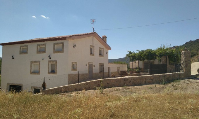 Valdemoro-Sierra House | RURAL HOUSE IDEAL FOR CELEBRATIONS, LARGE LIVING ROOM, BARBECUE, 18 PEOPLE